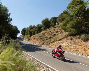 Pouvoir rouler sur la route avec une MotoGP a de nouveau un prix, dix ans après la Ducati Desmosedici ! Youpi !