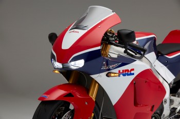 Avec quelques menus artifices, Honda vient de pondre une réplique routière de la RC213V de Marc Márquez. Ni plus, ni moins...